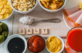 Nessas férias de verão, cuidado com seu sódio: fontes de reposição e sinais de alerta